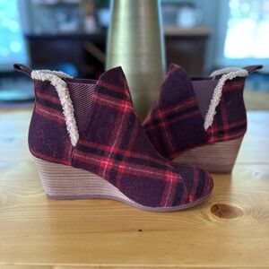 Red Plaid TOMS Wedge Booties - Size 8 ❣️